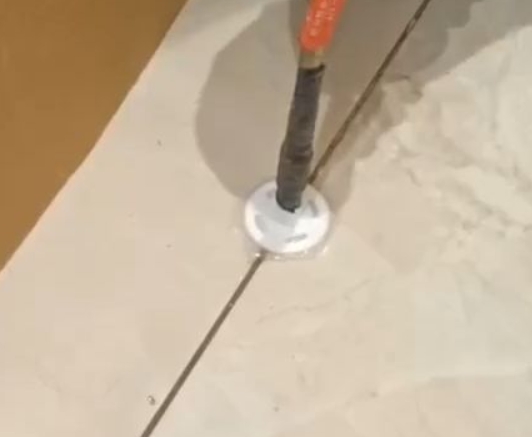 乌拉特后瓷砖空鼓维修公司专业解答瓷砖在铺贴过程中，如果没有涂抹均匀到位的粘结材料（如水泥砂浆或瓷砖胶），可能会导致以下问题